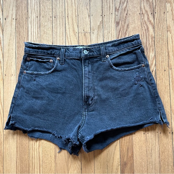 Abercrombie 2.5 inch High Rise Mom Short in Black Wash - size 30/10 - Picture 1 of 3
